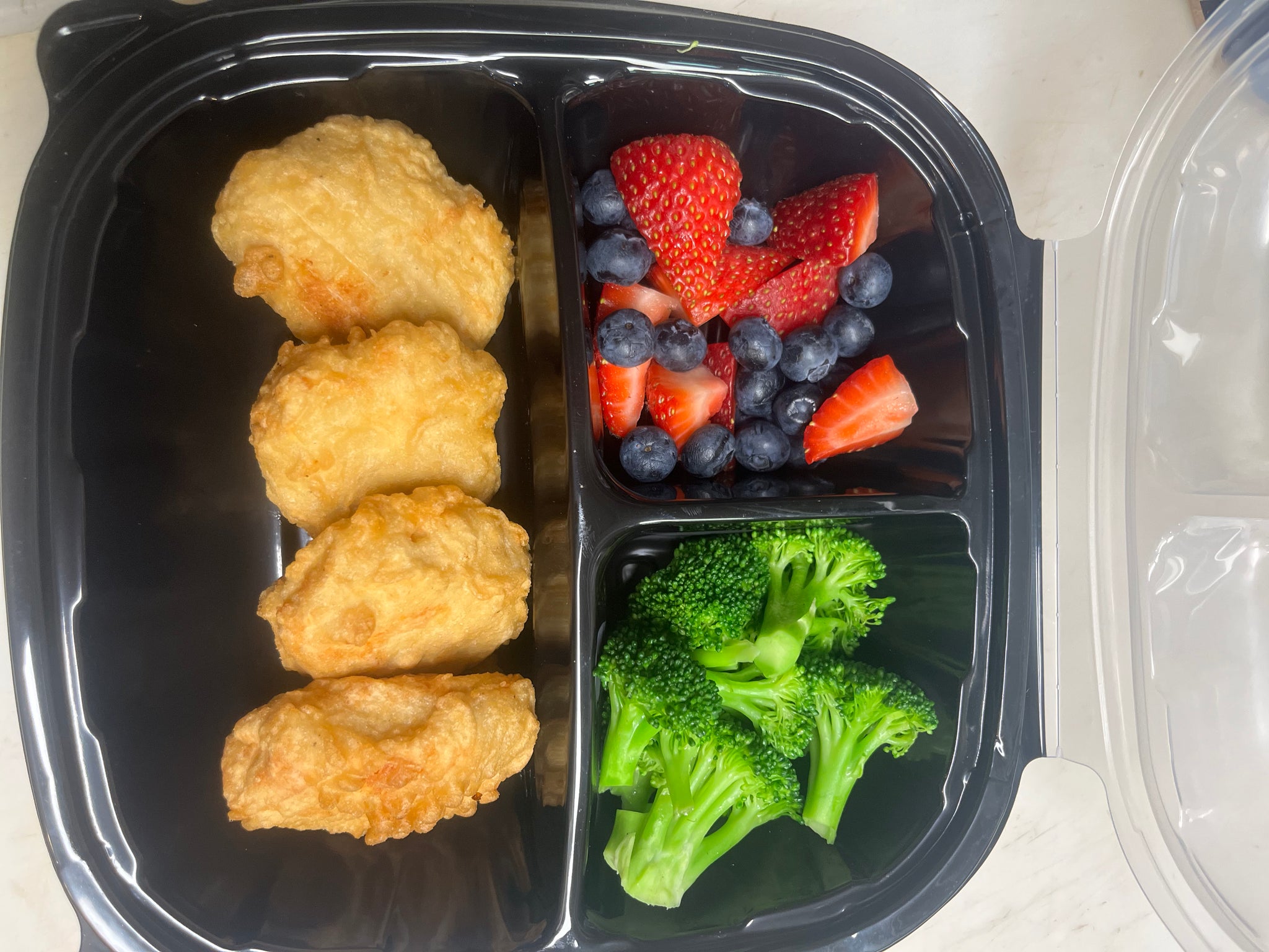 Kids Chicken Nuggets with fruit & veggies